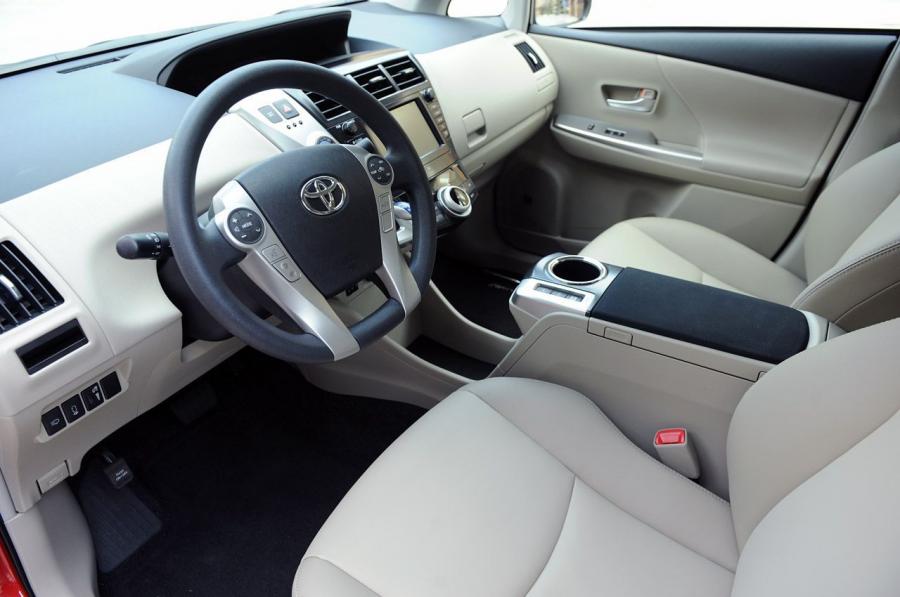  Toyota Prius V 2011 года  (фото 135 из 208)